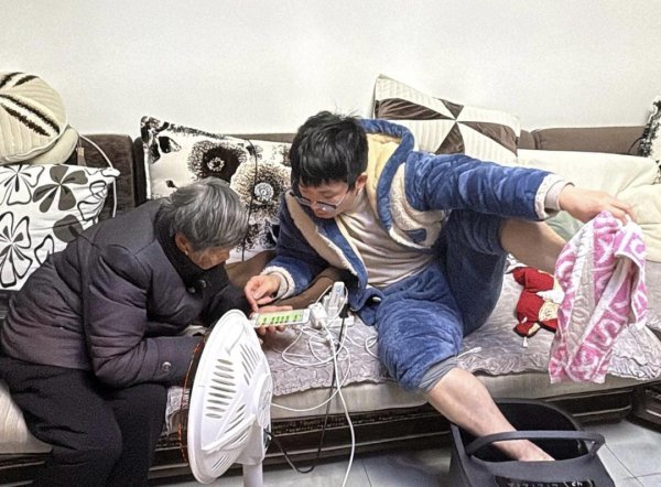 富邦优配 大学生发文吐槽父母：才53岁连高铁票都不会买，评论区现实又扎心