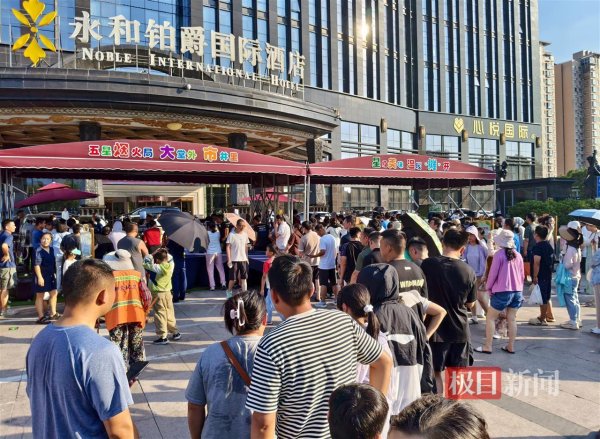 上阳网 实探郑州摆摊日入3万元的五星级酒店：卖馒头也卖烤鸭，排队最长超20米