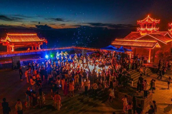 恒汇证券 巴东巫峡天街：灯火织就夜之锦